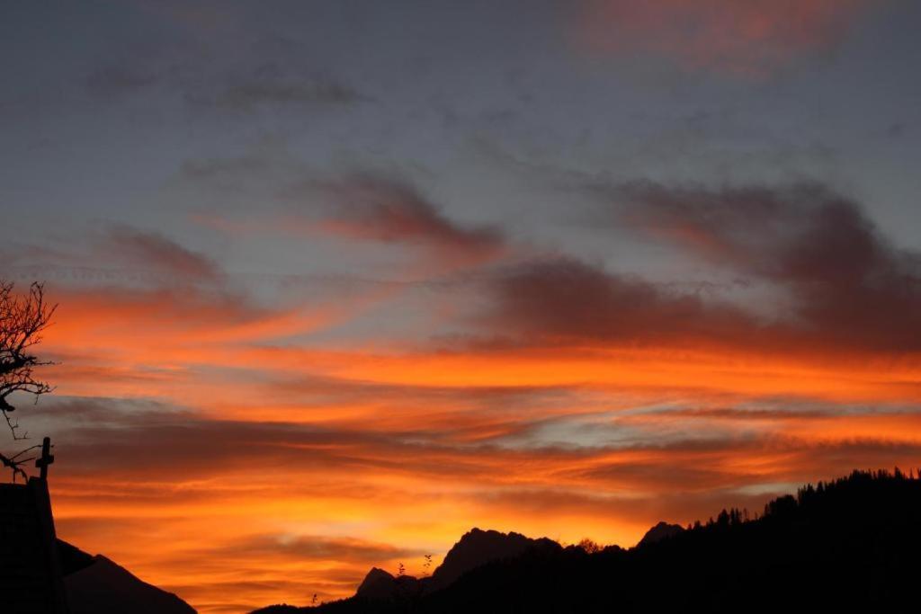 Pfeiffer Alm Am Sonnenhang Mit Blick Auf Die Zugspitze Garmisch-Partenkirchen Buitenkant foto