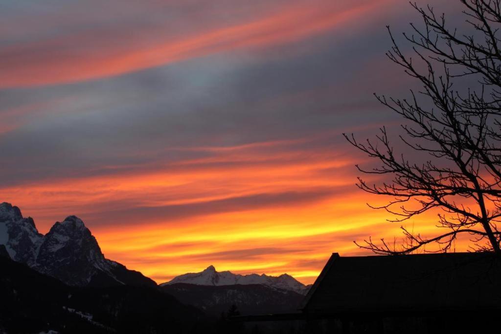Pfeiffer Alm Am Sonnenhang Mit Blick Auf Die Zugspitze Garmisch-Partenkirchen Buitenkant foto