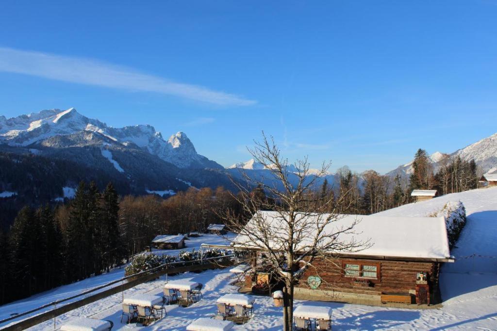 Pfeiffer Alm Am Sonnenhang Mit Blick Auf Die Zugspitze Garmisch-Partenkirchen Buitenkant foto