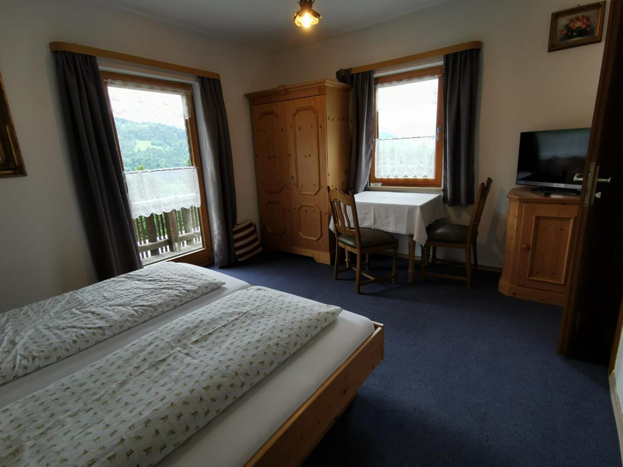 Pfeiffer Alm Am Sonnenhang Mit Blick Auf Die Zugspitze Garmisch-Partenkirchen Kamer foto