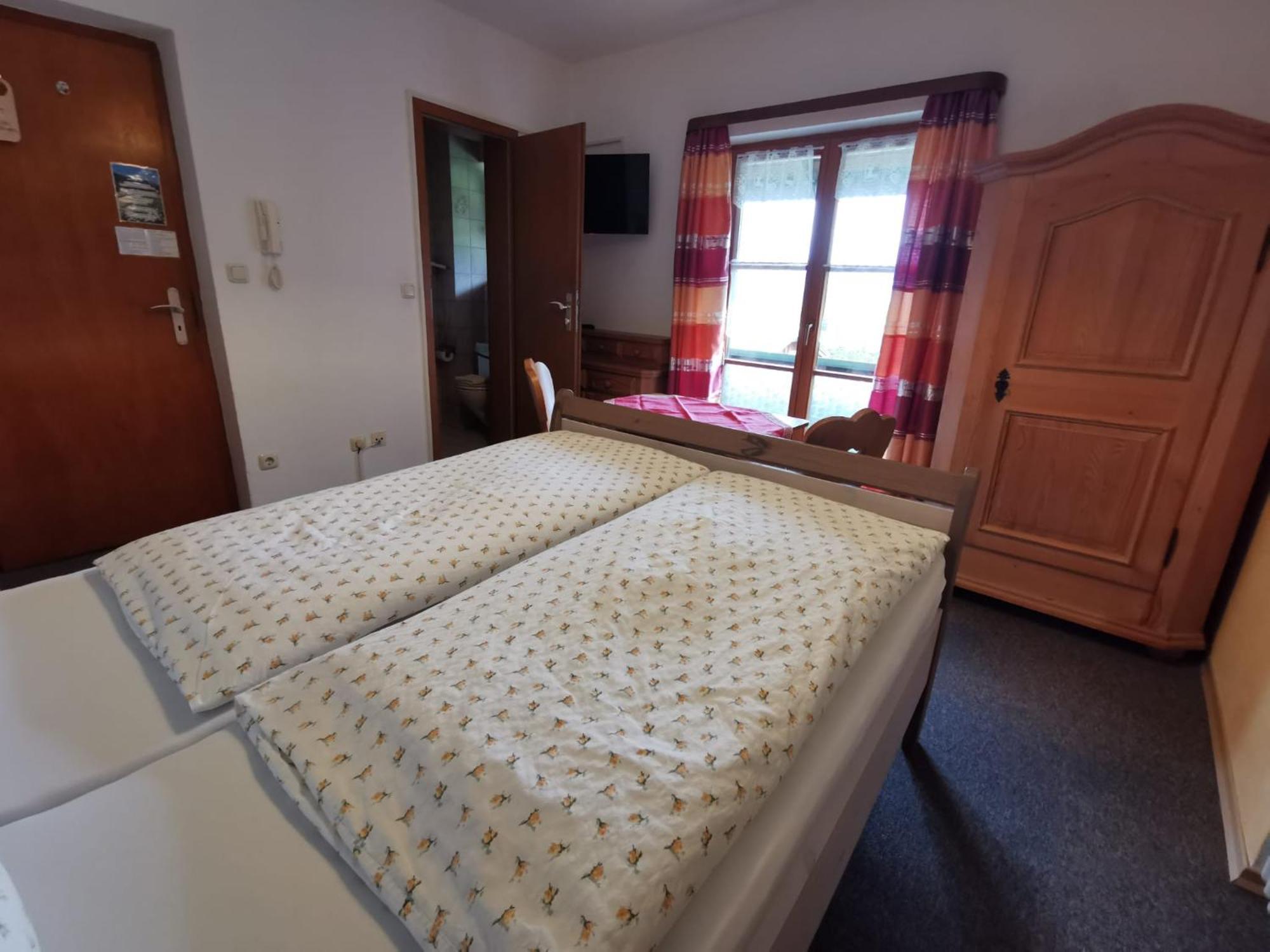 Pfeiffer Alm Am Sonnenhang Mit Blick Auf Die Zugspitze Garmisch-Partenkirchen Kamer foto
