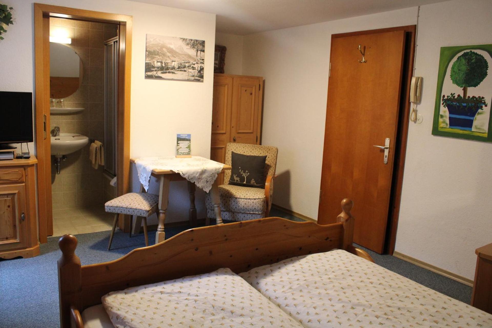 Pfeiffer Alm Am Sonnenhang Mit Blick Auf Die Zugspitze Garmisch-Partenkirchen Kamer foto