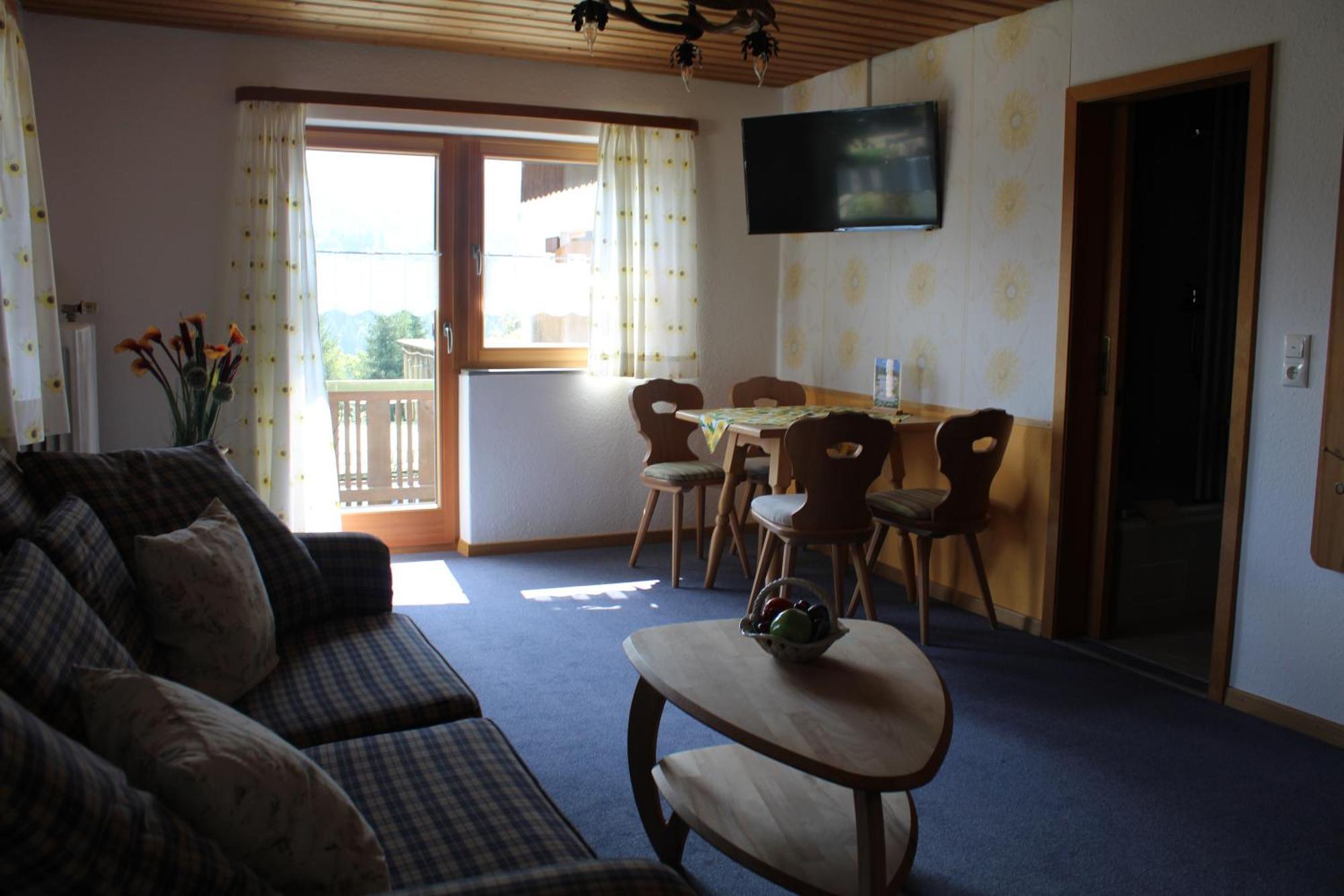 Pfeiffer Alm Am Sonnenhang Mit Blick Auf Die Zugspitze Garmisch-Partenkirchen Kamer foto