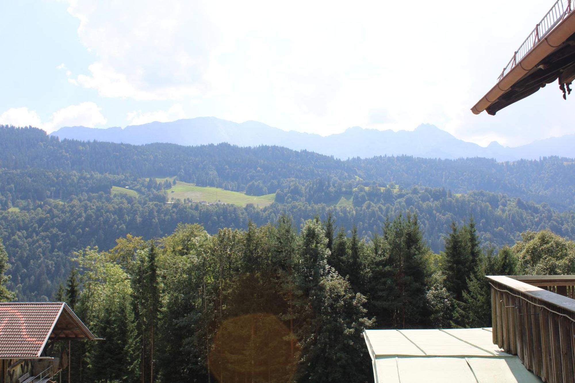 Pfeiffer Alm Am Sonnenhang Mit Blick Auf Die Zugspitze Garmisch-Partenkirchen Kamer foto