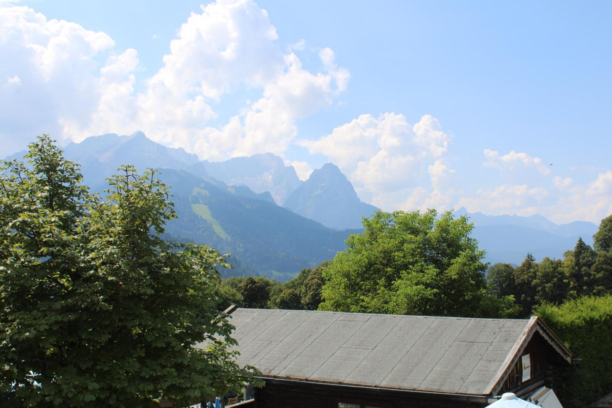 Pfeiffer Alm Am Sonnenhang Mit Blick Auf Die Zugspitze Garmisch-Partenkirchen Kamer foto